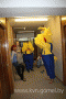 В коридоре гостиницы Жемчужина репетирует команда ЖеСТ (Таганрог).